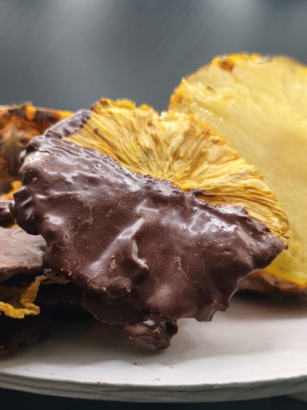 Piña deshidratada cubierta con chocolate semi amargo x 100g - chocoart.co